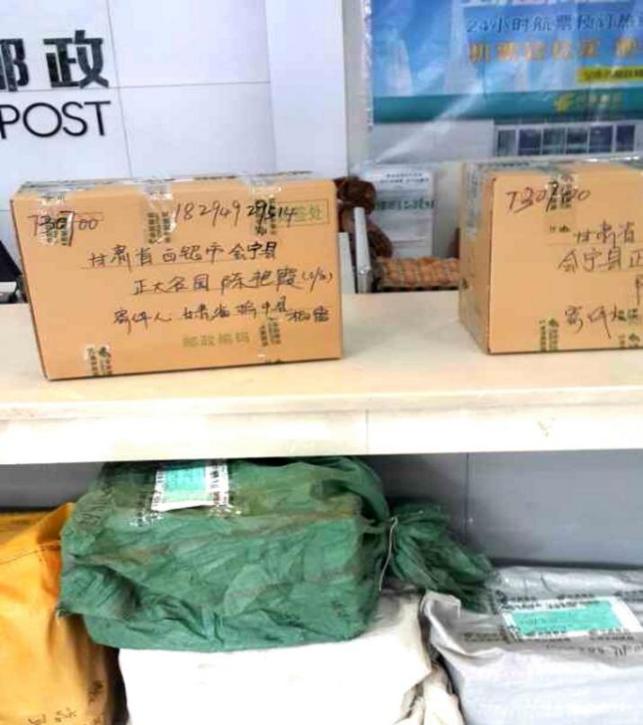 3.2014年捐贈學(xué)習(xí)用品
